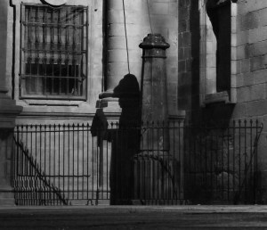 La sombra del peregrino en la plaza de la Quintana en Santiago d